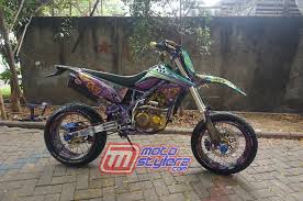 Memang, ada hubungannya antara tren supermoto dengan motor trail, karena keduanya memakai basis motor yang sama. Modifikasi Klx Tangerang Bertandem Tato Airbrush Nuansa Macho Lebih Menguat