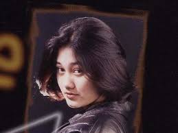 Sebelum terkenal sebagai nike ardilla, nike pernah memakai nama panggung nike astrina. Hari Ini 24 Tahun Silam Penyanyi Muda Nike Ardila Tutup Usia Dara Co Id
