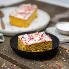 #karottenkuchen #osterkuchen #lastminute #schnellerkuchendies ist eines der familienrezepte, die bei uns immer dann zum einsatz kamen, wenn meine mama viel z. Karotten Nuss Kuchen Mit Zitronenglasur Und Bunten Bluten