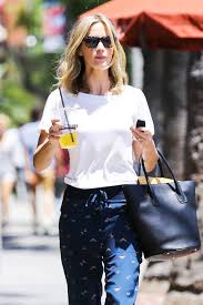 When emily ratajkowski, who gave birth to her child sylvester apollo bear in march, posted a photo of herself modeling clothing from her line inamorata, she was accused of causing serious issues in our society and sending a very poor image to new moms. Emily Blunt Starportrat News Bilder Gala De