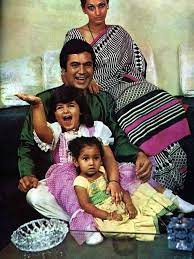 The beauty got married at a young age to veteran actor rajesh khanna and their love story was one of a kind. Rajesh Khanna With Wife Dimple Kapadia And Daughters Twinkle Rinke Bollyblindsngossip