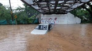Bogotá, medellín y cali cumplen con esa condición y por eso cada mandataria y mandatario establecieron medidas para ejecutar durante estos cuatro días. Inundaciones En Cali Vea Las Impresionantes Fotos De Las Lluvias Cali Colombia Eltiempo Com