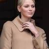 On apercevait charlene en pleurs, au bras d'albert de monaco qui la suppliait de se contenir. 3