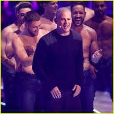 Heidi klum holt die jungs von magic mike noch mehr männlichkeit gibt's dann beim elimination walk, denn dort kommen die tänzer von magic mike zum einsatz. Magic Mike Photos News And Videos Just Jared