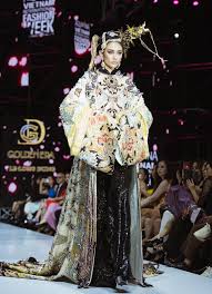 Những hình ảnh này sau đó được cộng đồng mạng chế lại để diễn tả hành động hóng chuyện Vo Hoang Yáº¿n Nga Dui Dá»¥i Tren San Diá»…n Vi Giay 20cm