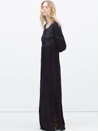 Elle est en excellent état car quasiment jamais portée. Robe Longue A Haut Brode Bleu Marine De Zara