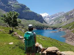 De plus, de nombreuses personnes qui ont une activité professionnelle se retrouvent au chômage, car les entreprises ne peuvent plus les faire travailler. Les Plus Belles Randonnees Des Pyrenees Wlaps