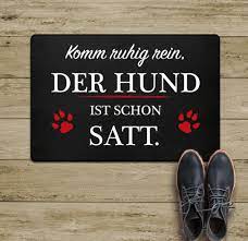 Die Ideale Geschenkidee Lustige Fussmatte Fur Hundeliebhaber Komm Ruhig Rein Der Hund Ist Schon Satt Lustige Hundespruc Katzen Hund Geschenke Katzenspruche