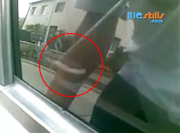 One the loop is around the lock, pull on both ends to tighten the noose. This Guy Locked His Keys In His Car So He Used His Shoelace To Unlock The Door Everyone Should Learn This Trick