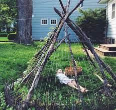 Minden Evben Csak Tervezem Es Tervezem Aztan Valahogy Mindig Lemaradok Rola Epp Mint A Moha Graffitirol De Iden Mar Te Backyard Diy Backyard Backyard Garden