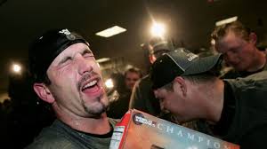 Bryce Harper trades hats with fan