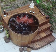 Ich Denke Dass Wir Wohl Alle Davon Traumen So Einen Tub Im Garten Zu Haben Selbst Habe Ich Leider Nur Einen Klei Hot Tub Backyard Hot Tub Garden Diy Hot Tub