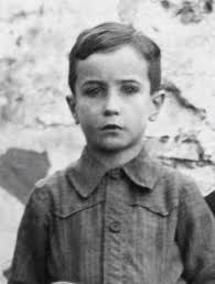 Manuel Vicent, 1941. «Cada mañana mi madre me lavaba la cara con jabón Heno  de Pravia, me peinaba y, mientras me abrochaba con amor todos los botones,  me decía: “Hijo, pórtate bien