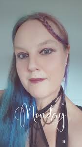 Woman without arm gets dressed by herself!