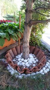 Kluge Idee Verwenden Sie Dachziegel Und Felsen Um Eine Umrandung Um Ihre Kiefern Baume Zu Schaffen B Diy Gartendekoration Vorgarten Garten Landschaftsbau