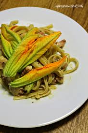 Mondare il basilico, unire gli ingredienti (io non metto l'aglio ma se piace se ne può aggiungere mezzo spicchio privato del germe centrale) e frullarli. Linguine Con Pesto Di Pistacchi Polpo E Fiori Di Zucca Un Pinguino In Cucina