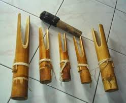 Apabila dilihat dari bentuknya alat musik ini mirip dengan alat musik rebab yang berasal dari jawa. 25 Alat Musik Sulawesi Selatan Utara Barat Gambar Lengkap