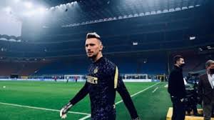 După mai multe suferințe legate de sora lui fotbalistul și a găsit alinarea în brațele unei domnișoare focoase. Ionut Radu Sport Ziare Com