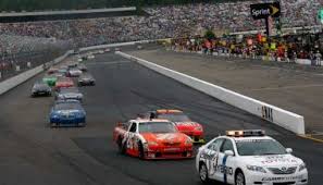 There are some significant advantages to oval racing over road racing, to wit: Ganar En Nascar Con 19 Anos