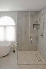 Interessante Fliessende Anordnung Der Fliesen Von Boden Und Decke Wie Ziegelsteine Badezimmer Badezimmer Fliesen Ebenerdige Dusche
