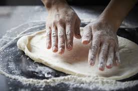 In pratica, basta mettere un po' di farina sul fondo e stendere l'impasto direttamente nella teglia, usando le mani e le dita per dare forma e consistenza. Impasto Per La Pizza Fatto In Casa Ricetta Consigli E Varianti