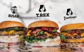 Kärlek till mat och människor har skapat en stark kultur runt bastard burgers, där såväl klimatsmarta initiativ som högljudd hiphop ryms. Vara Augustiburgare For Bastard Burgers Burgerdudes