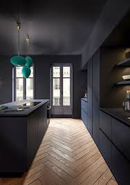 Een Blauwe Keuken Als Een Elegante Cocon In Een Haussman Omgeving Cuis Keuken Ontwerp Keuken Ontwerpen Interieurontwerp Keuken