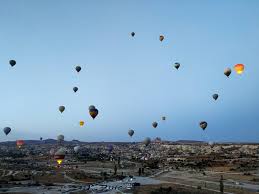 Sunt 4 grade pe câmp la baia mare. Cappadocia Zborul Cu Balonul Cu Aer Cald