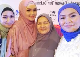 Saya amat bersyukur di atas kurniaan allah ini, anugerah yang sangat berharga kerana saya diberi peluang untuk hamil lagi, pungkas siti nurhaliza.(instagram/ctdk). 10 Potret Kebersamaan Siti Nurhaliza Dan Dua Adik Perempuannya Kompak
