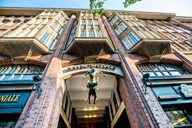 To this day, the levantehaus in hamburg stands for constant change in the city. Levantehaus Vom Kontorhaus Zur Shopping Galerie Hamburg Guide