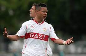 Serge lebte bis zuletzt in meinem dorf, daher verbinde ich viel mit ihm und schreibe diesen blogeintrag. Serge Gnabry Fruheres Vfb Talent Entscheidet Sich Fur Dfb Sport Schwarzwalder Bote
