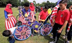 Namun, dibalik itu semua terdapat pesan moral tentang perjuangan dan kemerdekaan yang tak boleh terlupakan oleh kita dan generasi penerus bangsa. 20 Koleksi Kenderaan Menggunakan Jalur Gemilang Daily Rakyat
