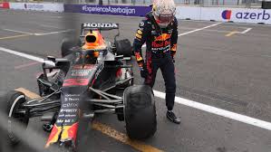 Het werd dus toch een loterij vandaag in baku, waar 27/51 verstappen komt niet voorbij aan hamilton en daardoor krijgt ricciardo de kans op de vleugel. Perez Gewinnt In Baku Drama Um Verstappen Und Hamilton Pilatustoday