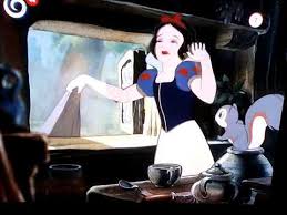 Zrazu zbadala domček a pred ním sedem trpaslíkov. Snehulienka A Sedem Trpaslikov Upratovanie Youtube