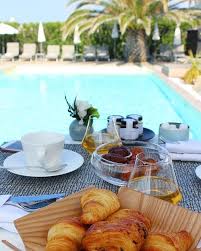 Le Petit Dejeuner Avec Les Pieds Dans La Piscine Pour Notre Journee Fete Des Meres A Laplage Artetemotions Le Kiff Table Decorations Montpellier Restaurant