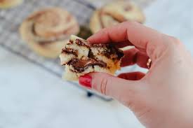 Die 120 g schokolade mit der butter im wasserbad schmelzen lassen. Einfache Nutella Muffins Mit Flussigem Kern Food Blog Ninastrada