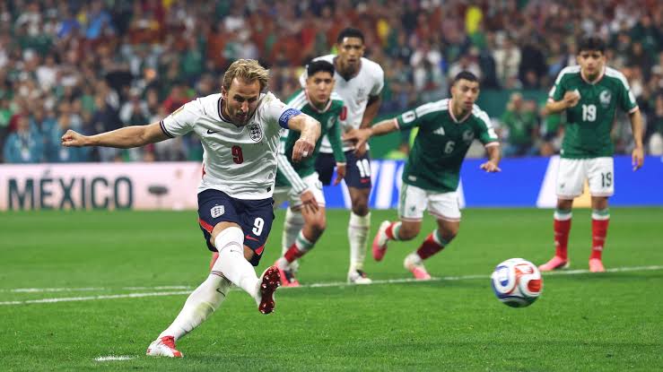 First time I've seen that' say fans as Mexico concede kick off in bizarre  scenes after Harry Kane's England penalty