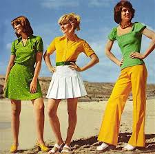 Moda anni 70 gonne svasate e camicie con stampe floreali moda degli anni 70 abiti anni 70 abbigliamento anni 50. Moda Anni 70 Qui Con Storica Curiosita E Tante Foto