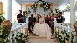 Dalam para remaja masa kini sangat sungkan untuk mengungkapkan suatu perasaan untuk wanita yang dicintai entah itu cewek mapun cowok. Berita Terpopuler Viral Gadis Terima Kastil Sungguhan Seharga Rp 1 Miliar Sebagai Kado Pernikahan Halaman All Tribunstyle Com