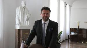 How much of radek vondracek's work have you seen? Snemovna Bude Nabizet Med Sveho Predsedy Vondracka Vcelarstvi Je Konicek Rika Aktualne Cz