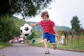 Los niños aprendíamos a relacionarnos con niños de todas las edades. Yo Me Cuido Ensenale A Tu Hijo A Andar Seguro Por La Calle