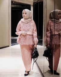 Cantik bsr kebaya dan ber kemban kain jarek di hari kartini : 60 Model Kebaya Kartini Modern Brokat Hijab Terbaru 2020