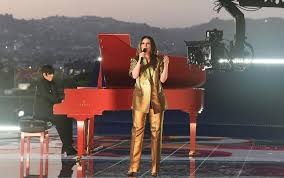 chorus non lo so, io che destino è il tuo ma se vuoi, se mi vuoi sono qui nessuno ti sente ma io sì. Io Si Seen La Canzone Candidata Agli Oscar Di Laura Pausini Ecco Cosa Significa