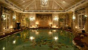 Romantischer Innenpool Im Grunderzeitstil Mit Kornleuchter Baustil Innenpool Schwimmbader