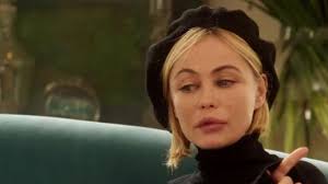 Joséphine, 40 ans, historienne spécialisée dans le 12ème siècle, confrontée aux difficultés de la vie; Le Bonnet Beret De Iris Dupin Emmanuelle Beart Dans Les Yeux Jaunes Des Crocodiles Spotern