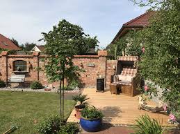 Strandkorb Im Garten Gartenmauer Ziegel Wand Holzdeck Steinmauer Antik Shabby Steinmauer Garten Gartenmauer Gartengestaltung