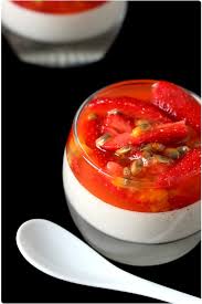 Pannacotta A La Puree D Amande Fraises Et Fruits De La Passion Chefnini Recette Alimentation Dessert Fruit De La Passion