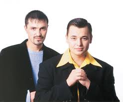 В 1993 году окончил сренюю школу. Gruppe Ruki Vverh Ispolnilos 20 Let Intervyu S Sergeem Zhukovym Www Wday Ru