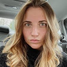 Carol Lapinski's Instagram, Twitter & Facebook