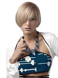 Der schräge pony nimmt der frisur die strenge und gibt einen modischen touch. Kurzer Bob Mit Schragem Assymetrischen Pony In Neutralem Blond Mit Strahnchen